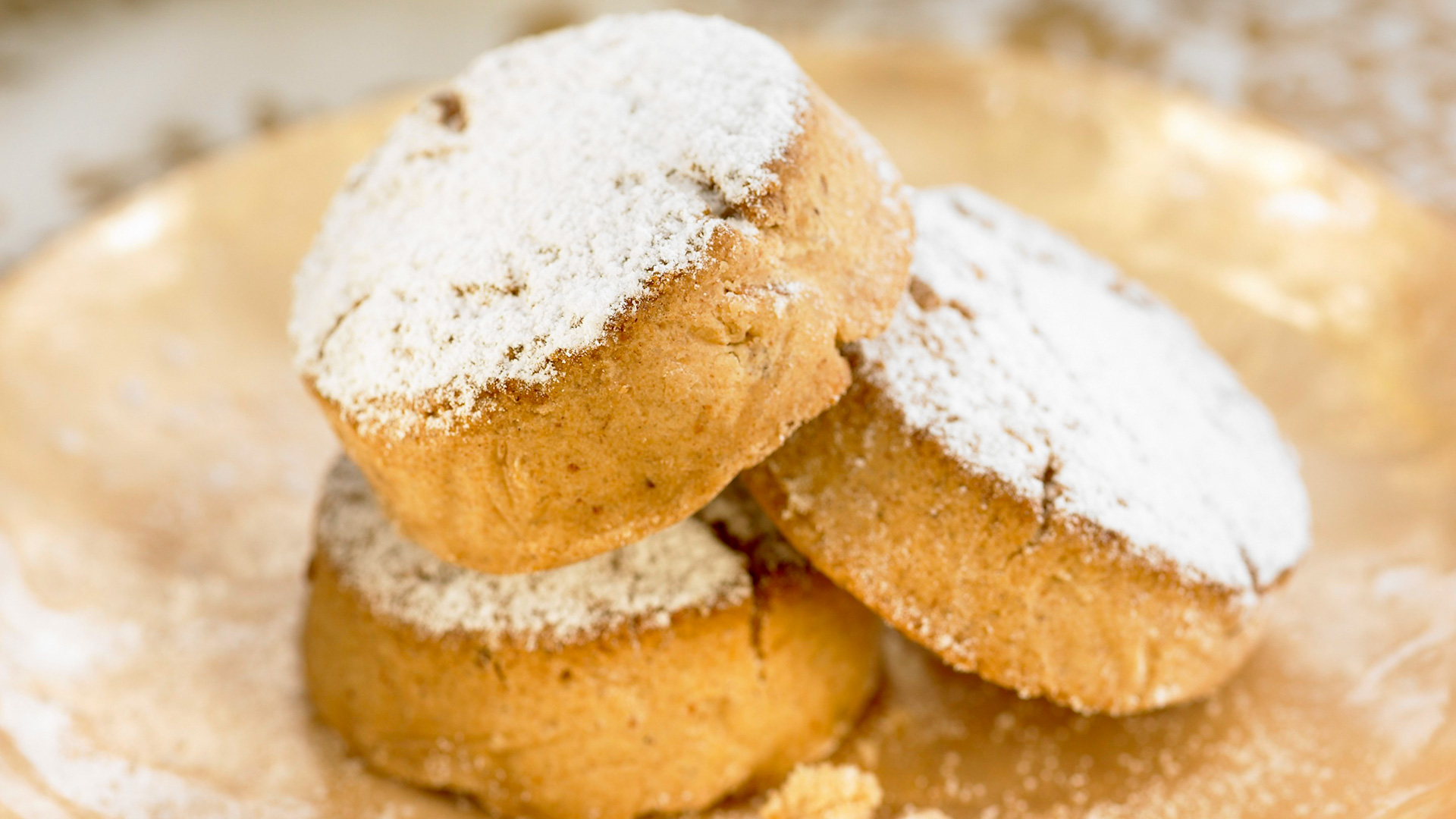 Ricos Polvorones De Almendras Para Acompañar Con Una Bebida Caliente